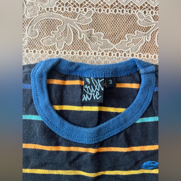 🐚 6 / 10$ Kids Apparel -  Boys Striped Colored Size 3 T-Shirt - Picture 2 of 3